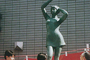 30 周年記念ブロンズ像「明日へ」雨宮淳作