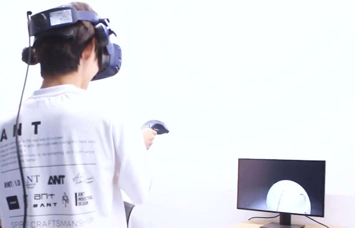 久留米工業大学のオープンキャンパスで、VRゴーグル（ヘッドセット）を装着して最先端のバーチャルリアリティ技術を体験する学生の様子