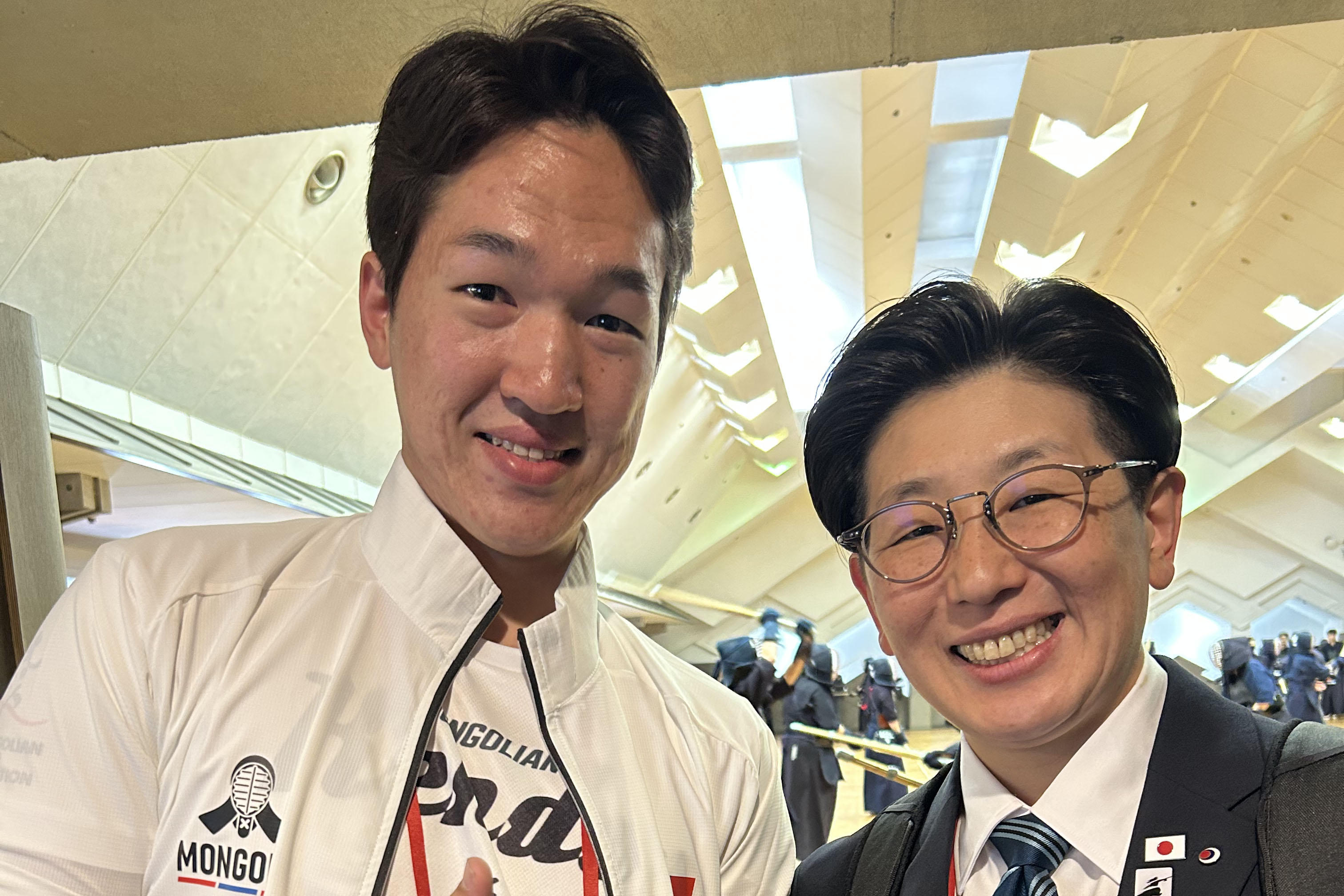 笑顔で並ぶ下川美佳准教授と留学生のイヘバヤル・アルタンゲレルさん