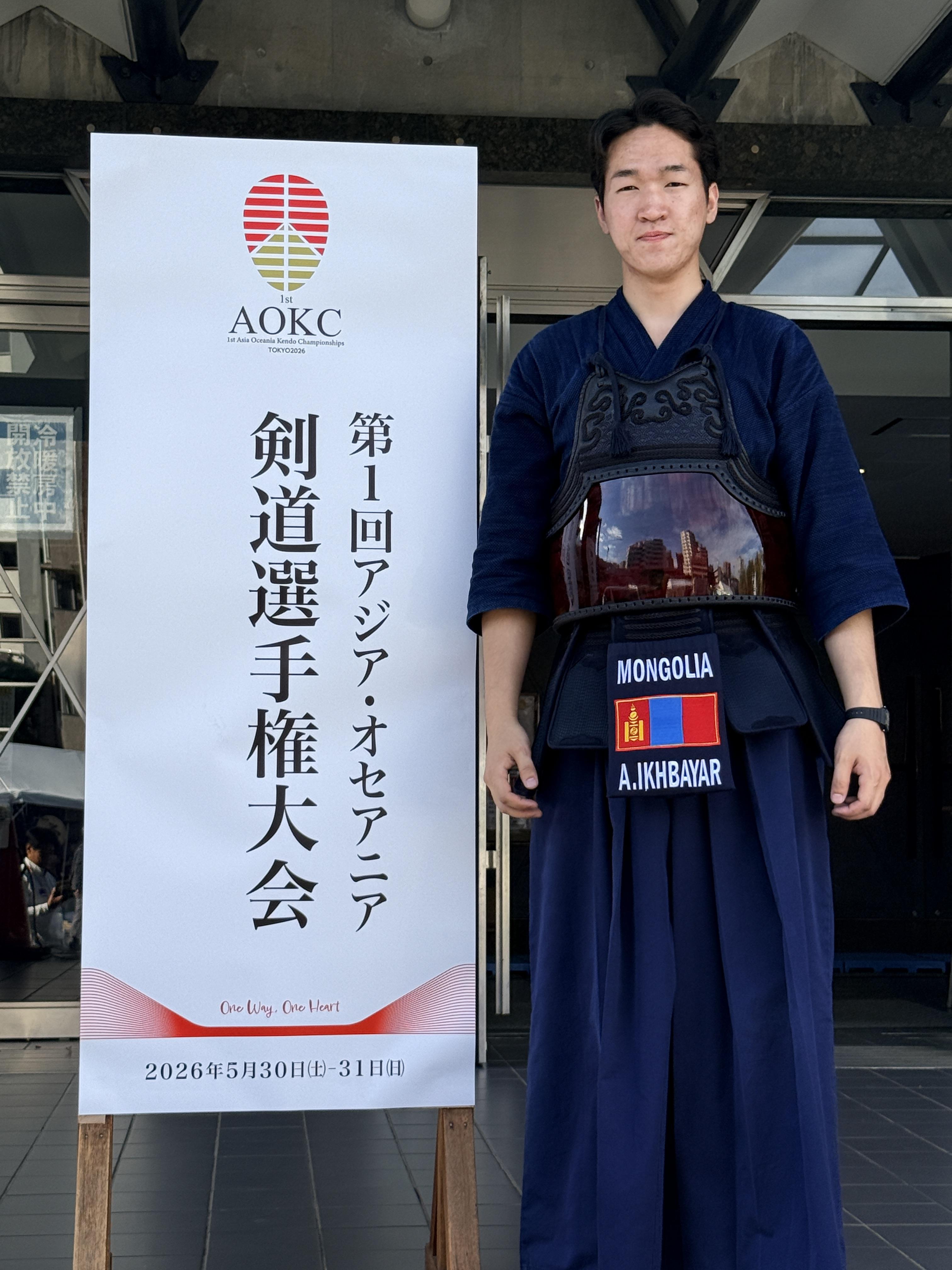 剣道着を着用し、竹刀を手にして堂々とした佇まいでカメラを見つめるモンゴル代表のイヘバヤルさん。