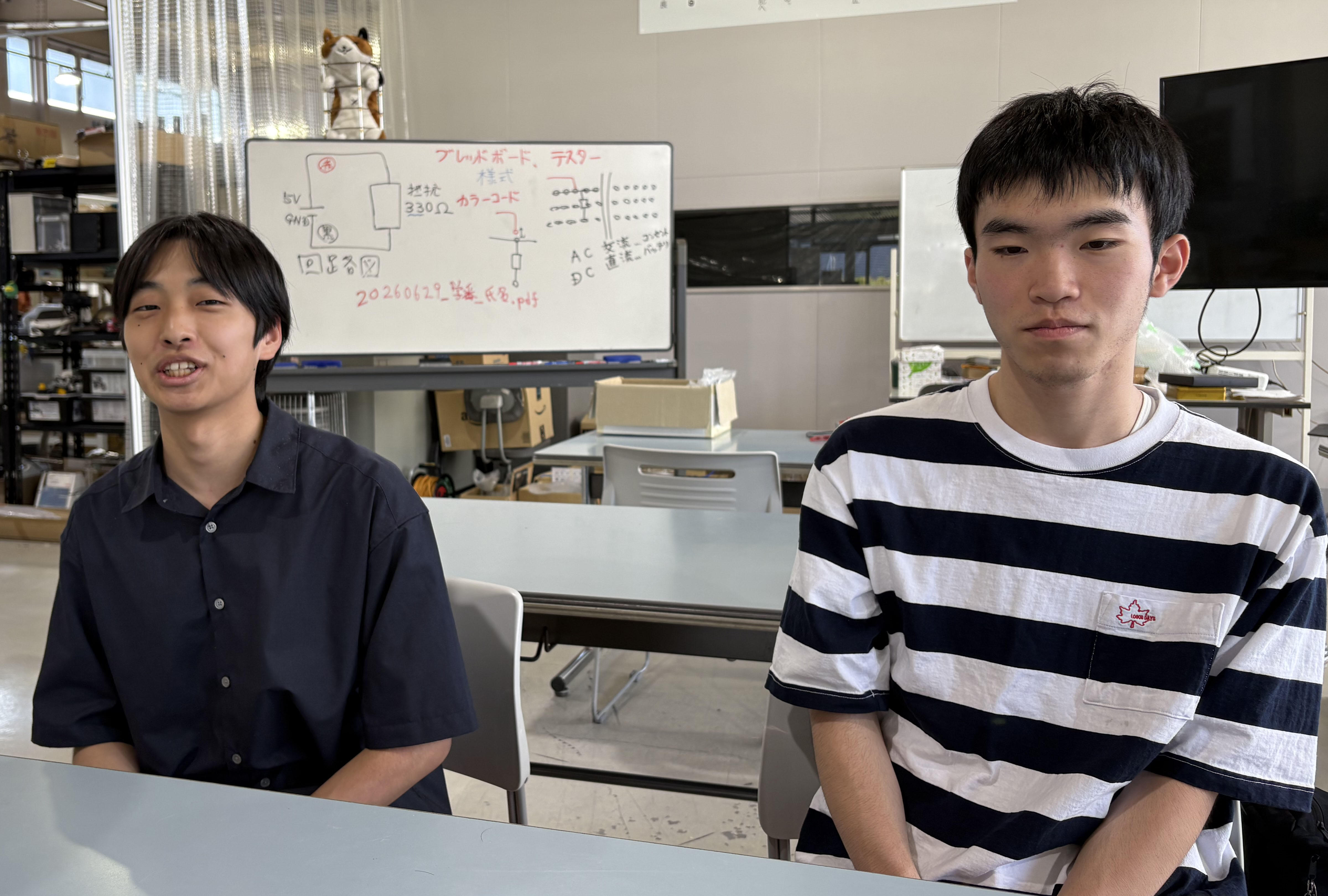 熊本県立鹿本商工高校出身の先輩後輩として高校時代のエピソードを語る様子