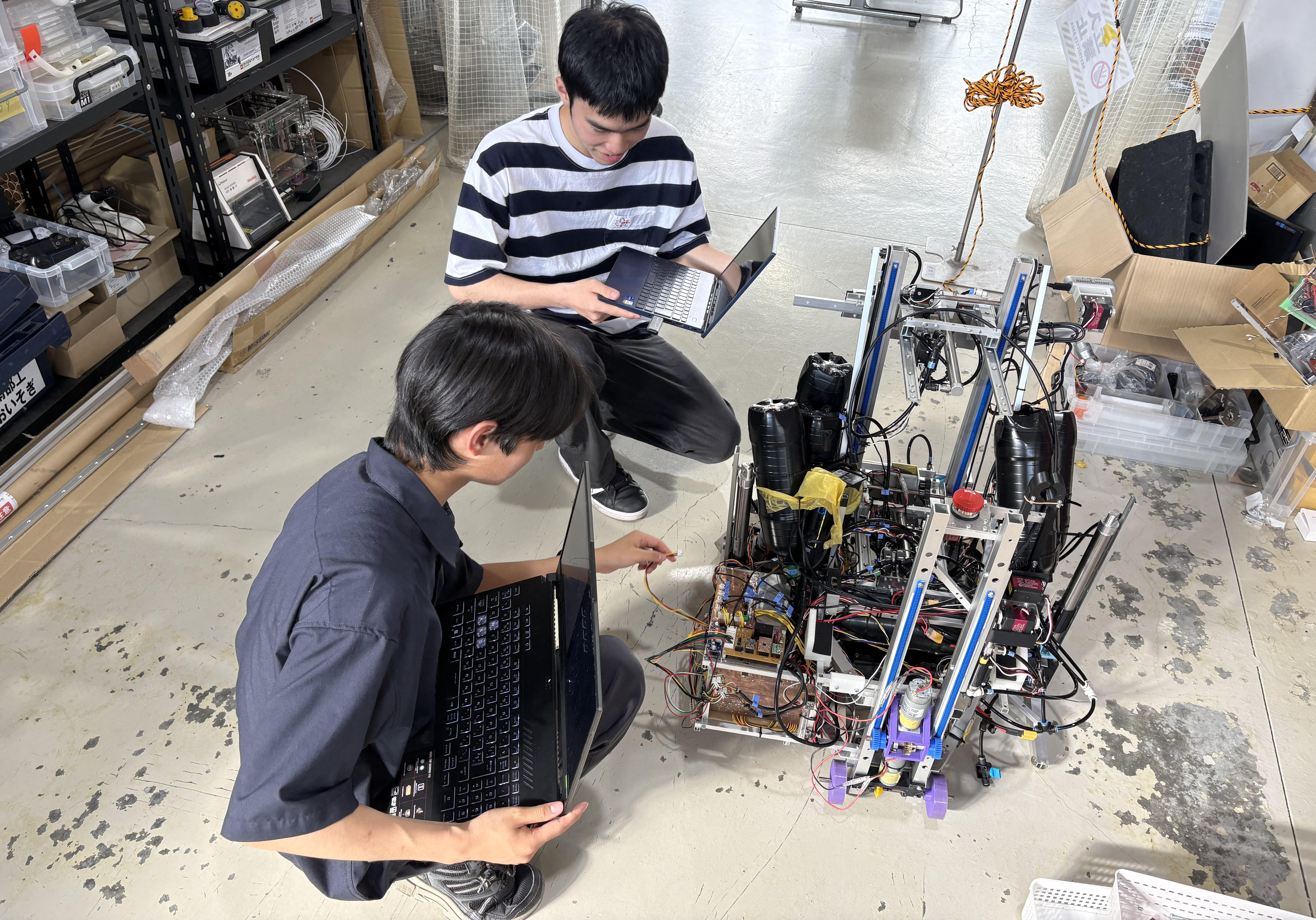 久留米工業大学での学びやロボコンでの信頼関係について話す髙木さんと平嶋さん