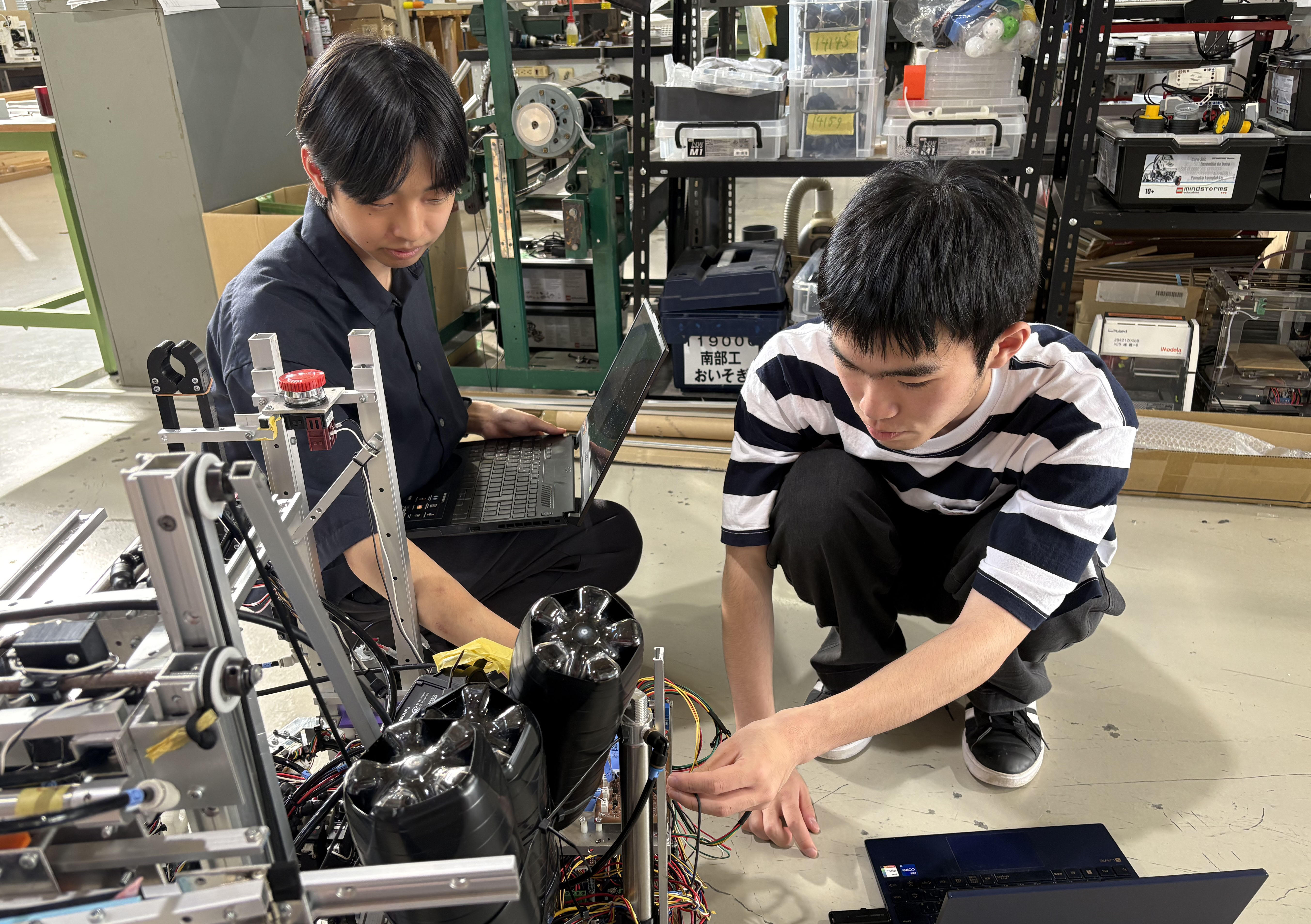 九州夏ロボコン優勝に向けて熱い想いを語る久留米工業大学の髙木さんと平嶋さん