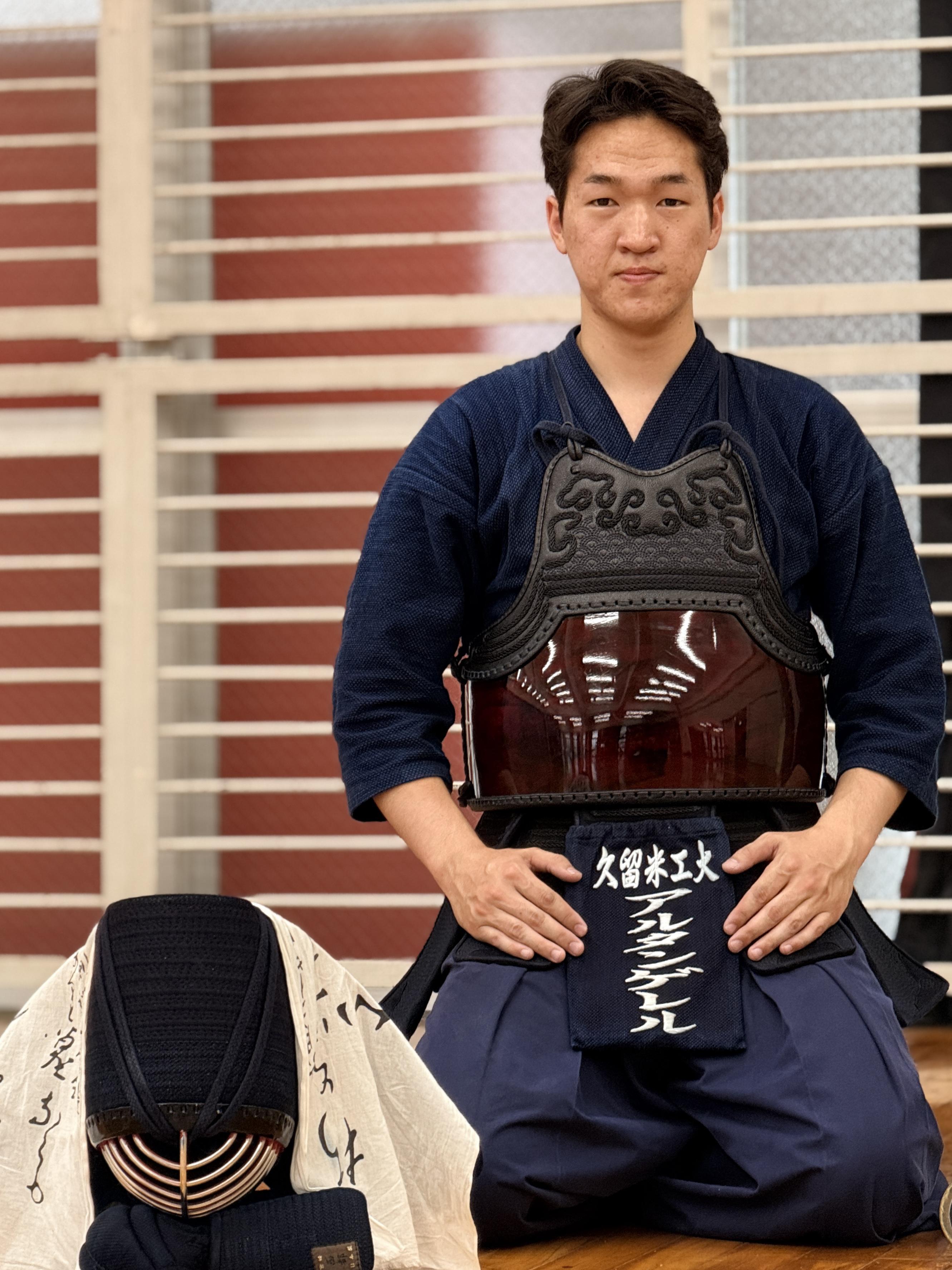 稽古を終え、面を前に置いて正座するイヘバヤル・アルタンゲレルさん。久留米工業大学で心技体を磨く、凛々しい表情の近影。