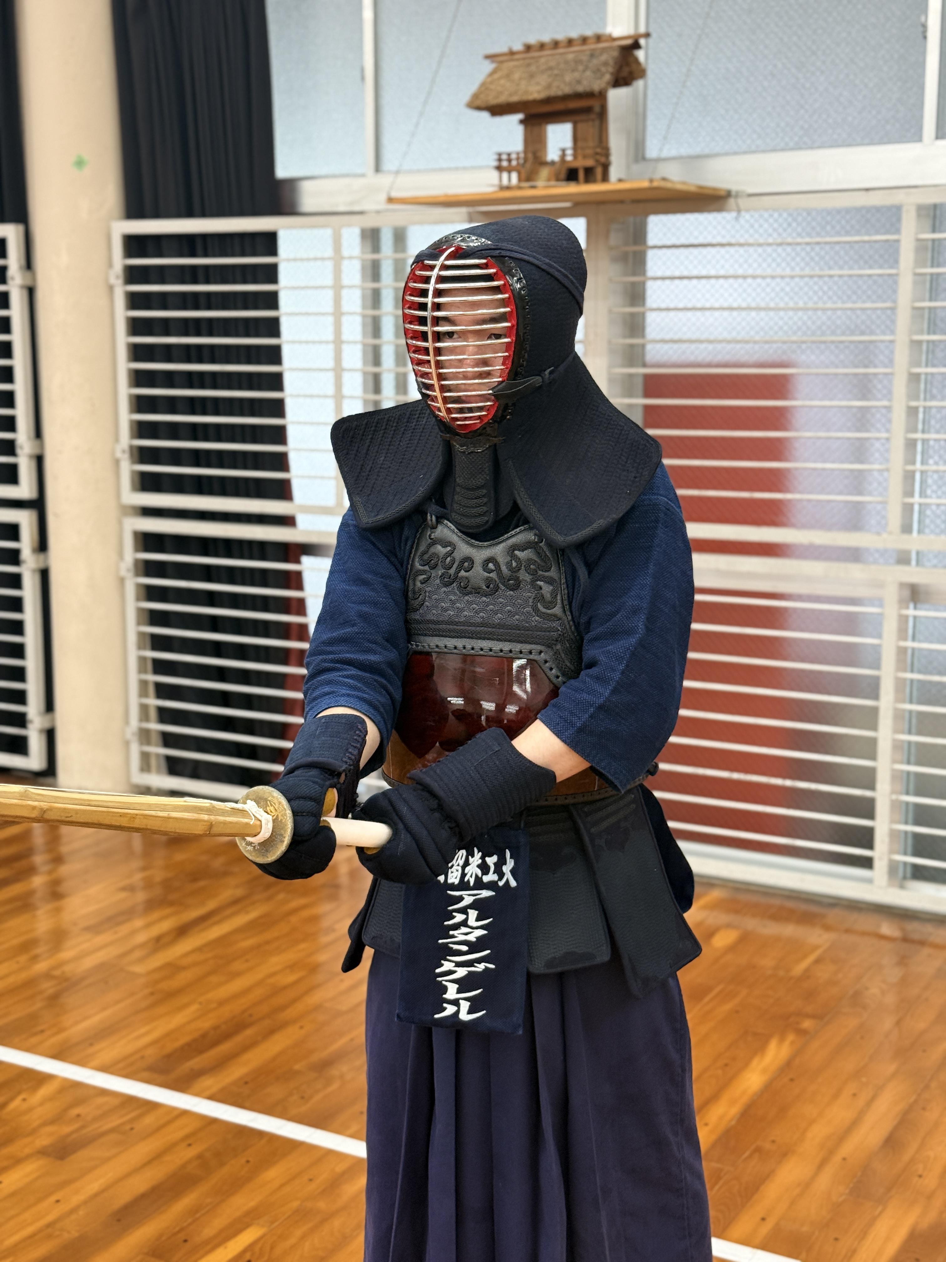 剣道の防具を身にまとい、モンゴル代表として国際大会の試合に臨む久留米工業大学のイヘバヤル・アルタンゲレルさんの全身。
