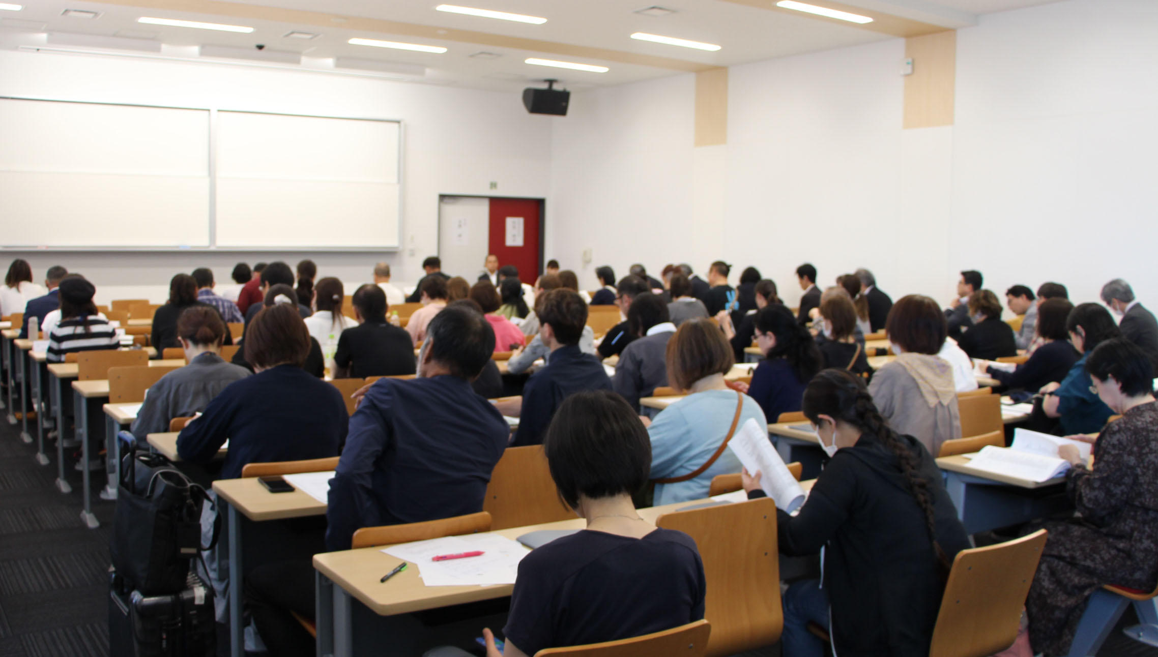 久留米工業大学の100号館で開催された令和8年度後援会総会に出席し、大学からの説明に耳を傾ける保護者の皆様