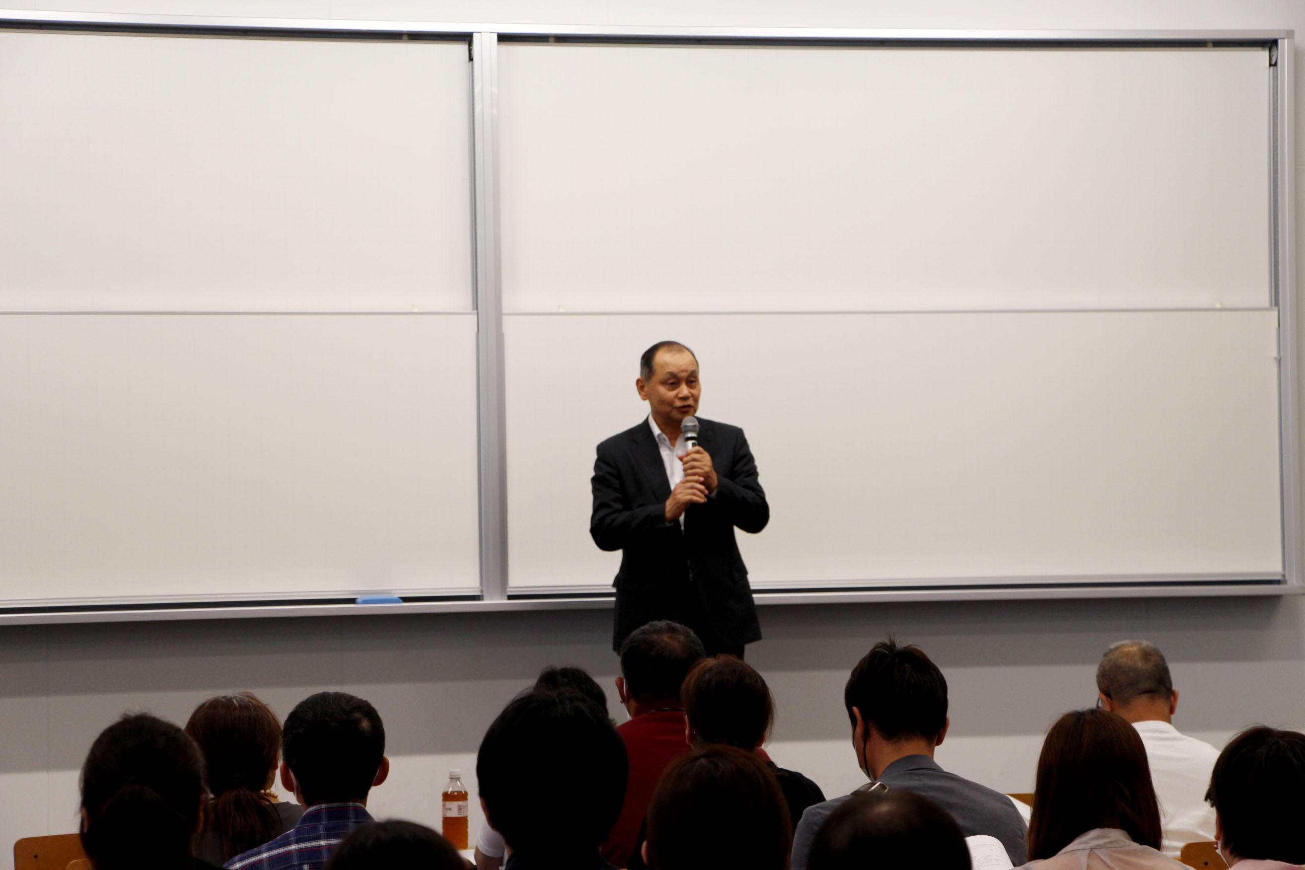 久留米工業大学の令和8年度後援会総会にて、挨拶を述べる日野学長の様子