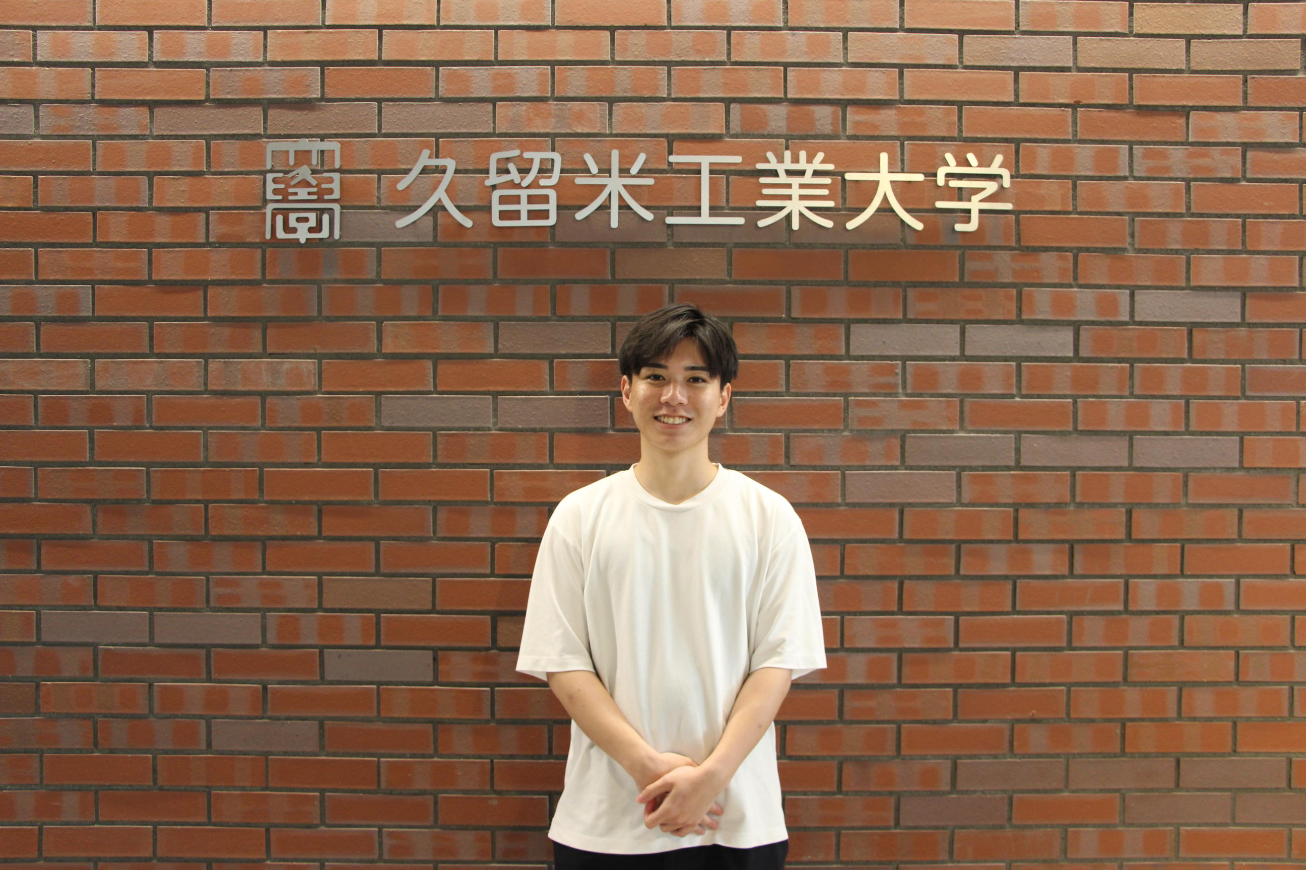 保護者の皆様へ感謝のメッセージを送るデザイン集団ASURA代表の芳賀結斗さん