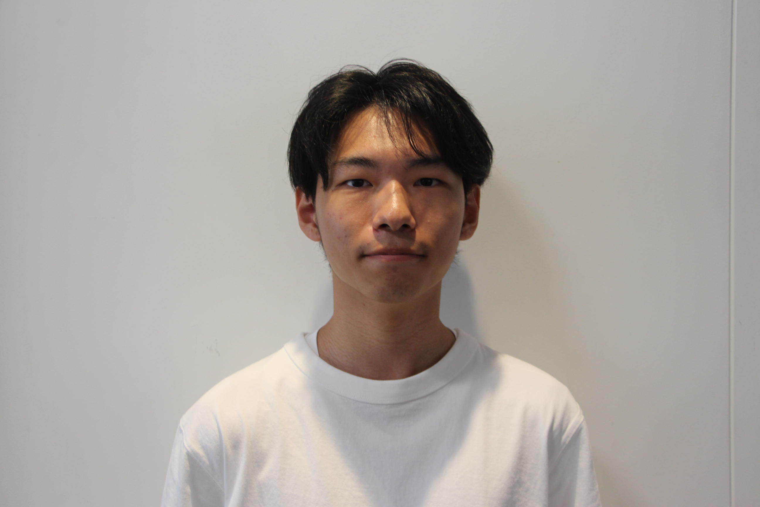 ASURAカフェの喫茶コーナーでコーヒーを淹れる久留米工業大学 建築・設備工学科1年の溝口智史さん