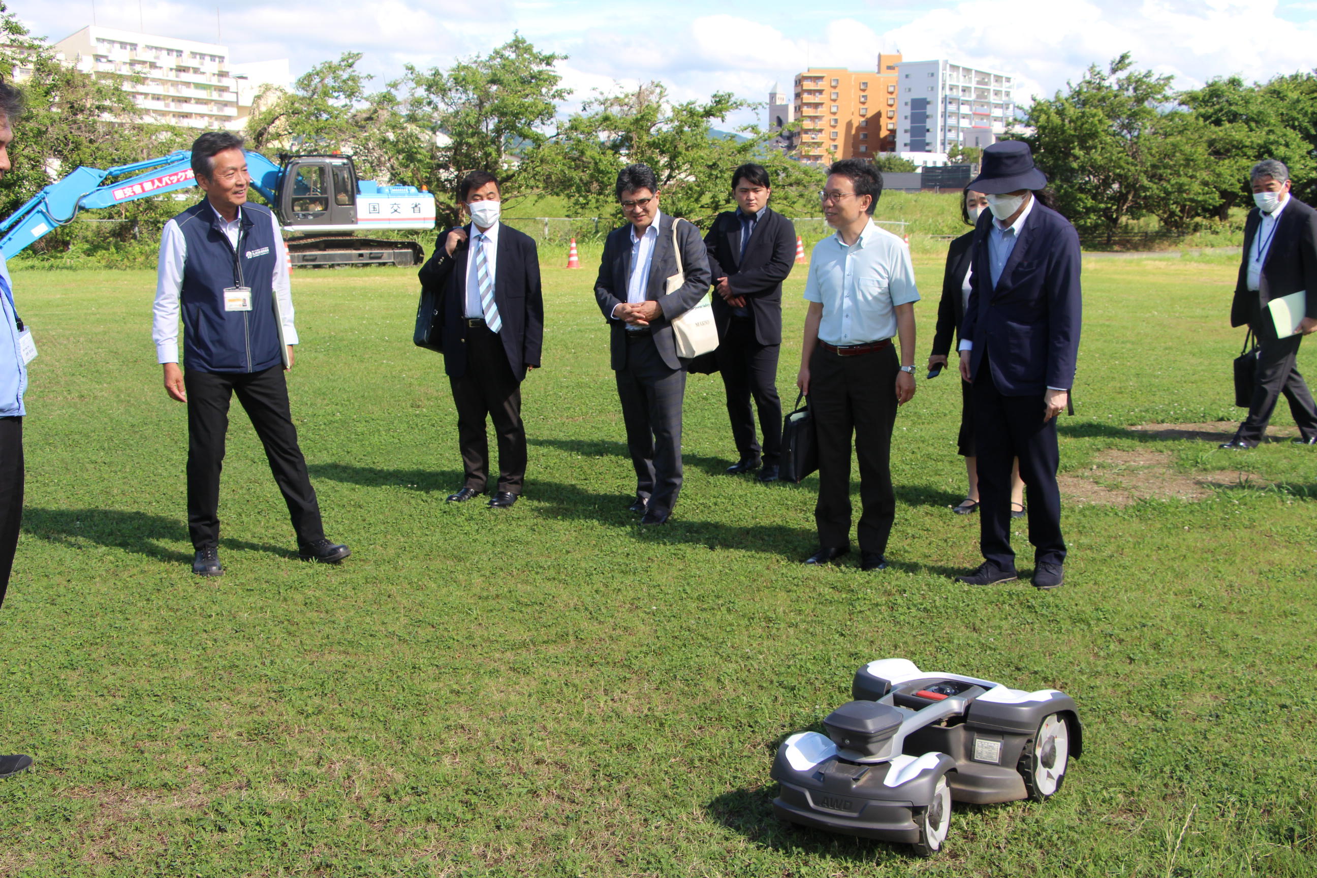九州技術事務所の敷地内でGPSを使い自動で傾斜の芝を刈る芝刈りロボット