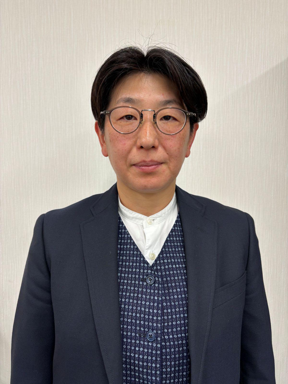 日本初の女性「剣道八段」への挑戦を続ける、久留米工業大学の下川美佳准教授。学生からも親しまれる気さくな笑顔のポートレート。