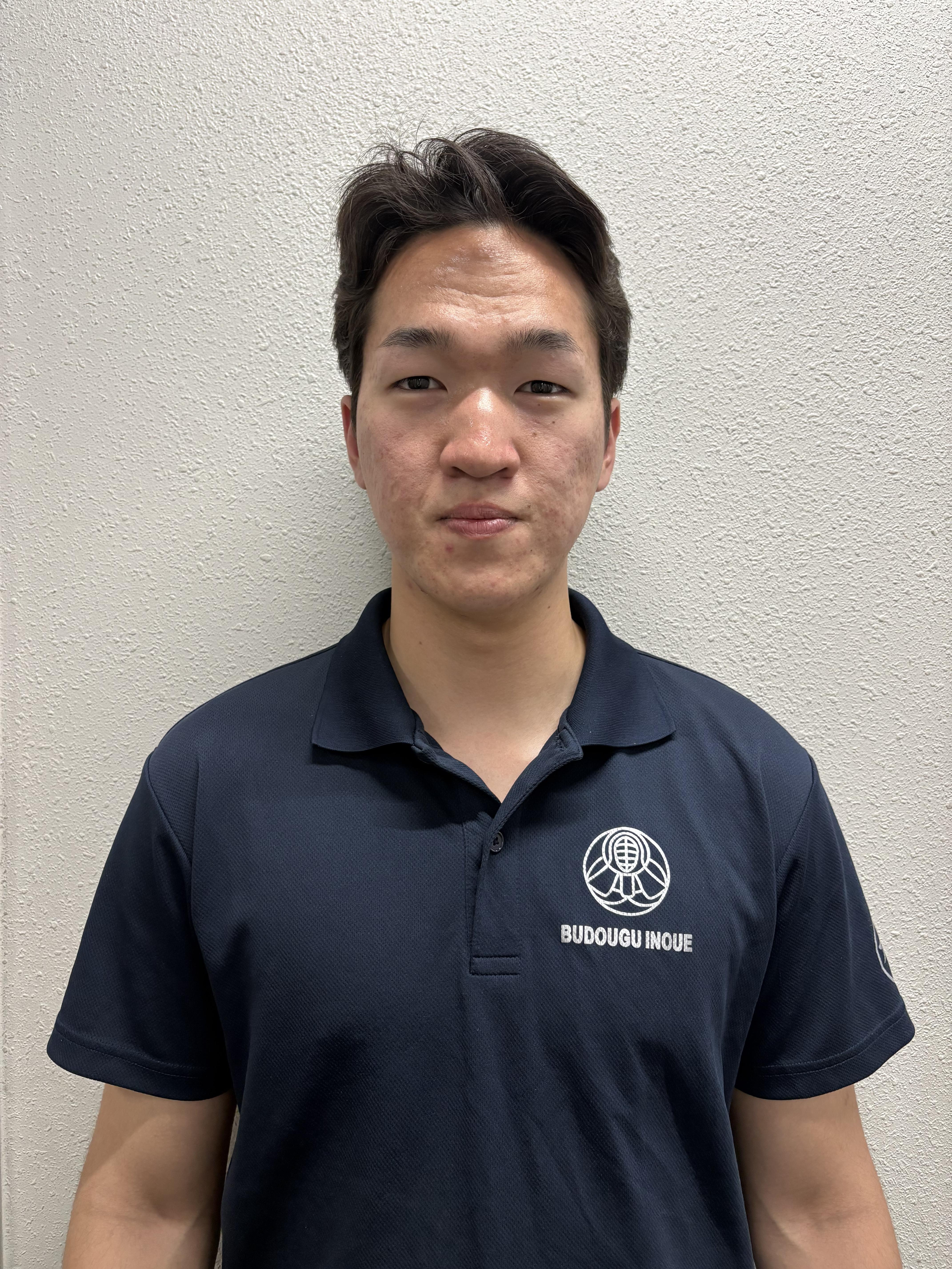 久留米工業大学 交通機械工学科3年のイヘバヤル・アルタンゲレルさん。インタビューに答え、少し緊張した面持ちを見せる様子。