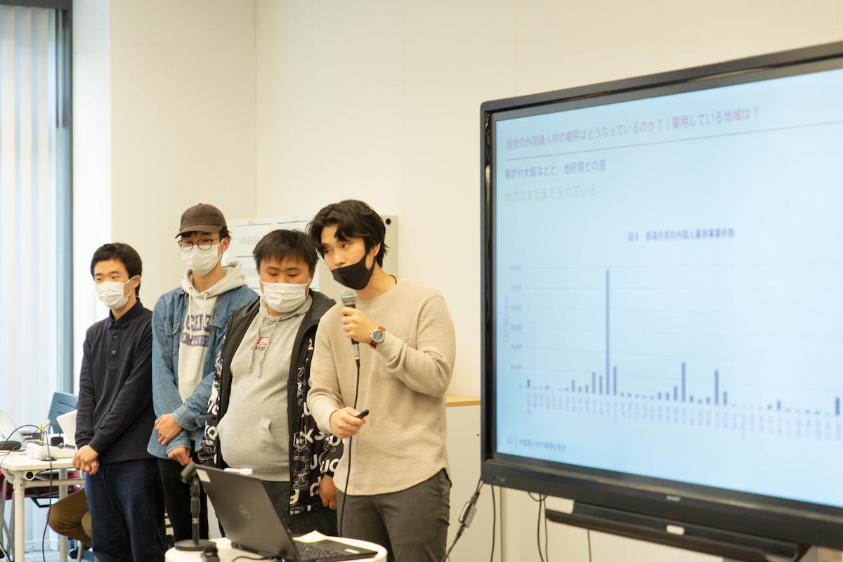 日本が抱える 人手不足問題と 外国籍人材の雇用