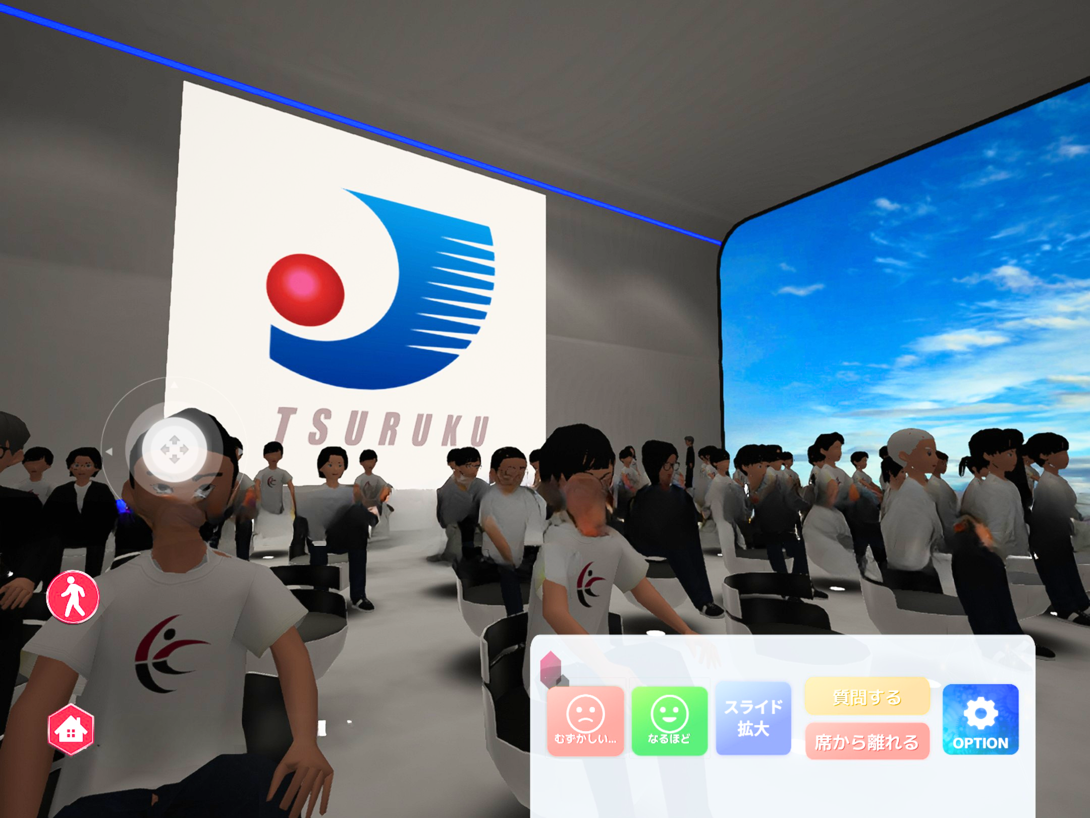 ツルク株式会社の大きなロゴが映し出されたメタバース教室で受講する大勢の学生アバター